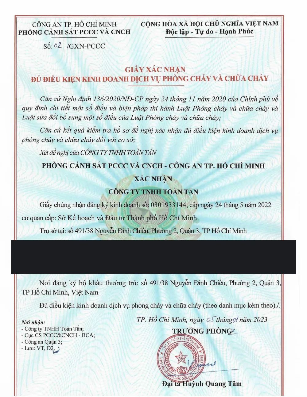 Certificate of eligibility for fire prevention and fighting business services, issued to Công ty TNHH Toàn Tấn by the Ho Chi Minh City Police fire-safety department